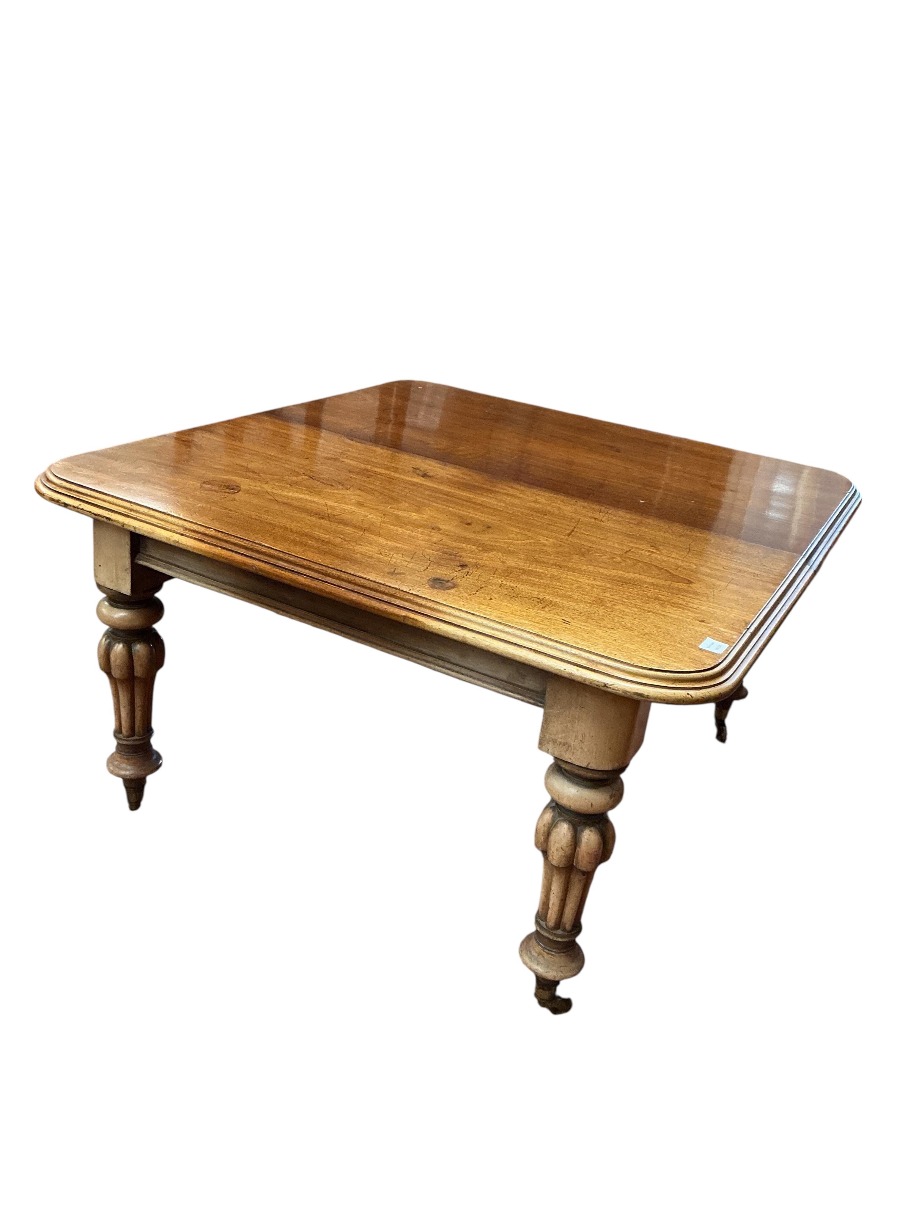 A Victorian mahogany extending dining table, width 285cm extended, three spare leaves